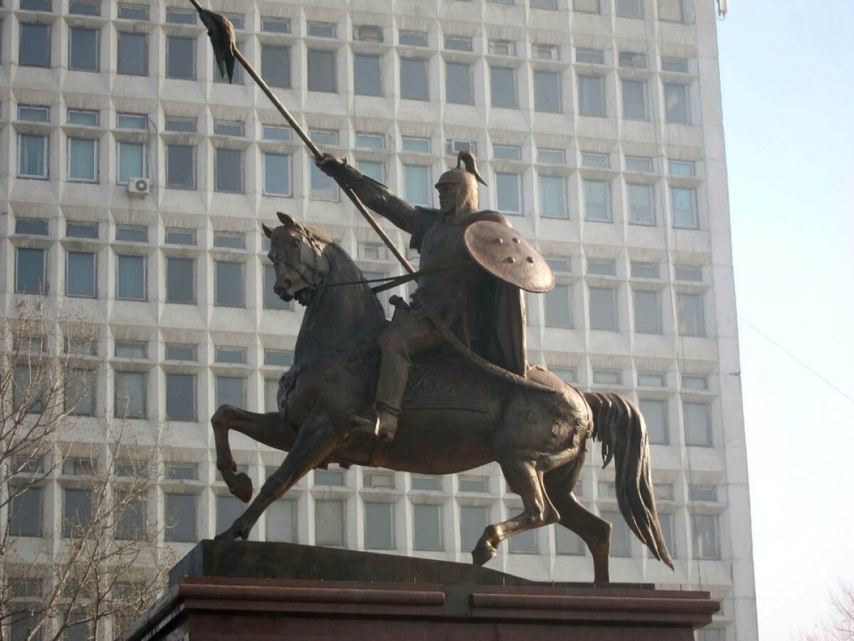 Памятник Райымбек батыру